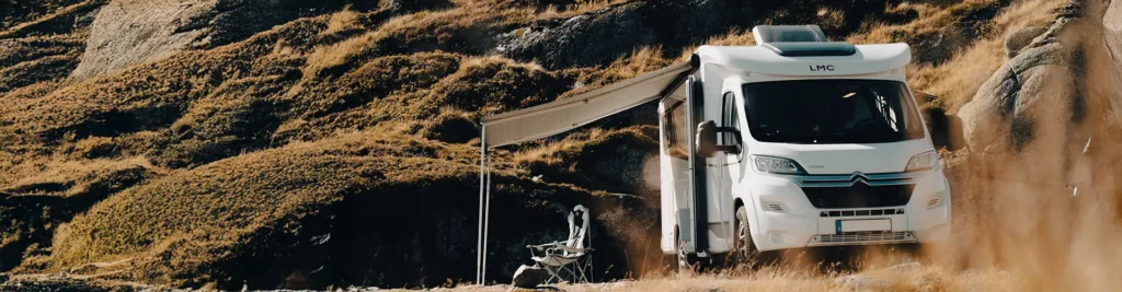 Reisemobil von LMC mit Markise in der Natur