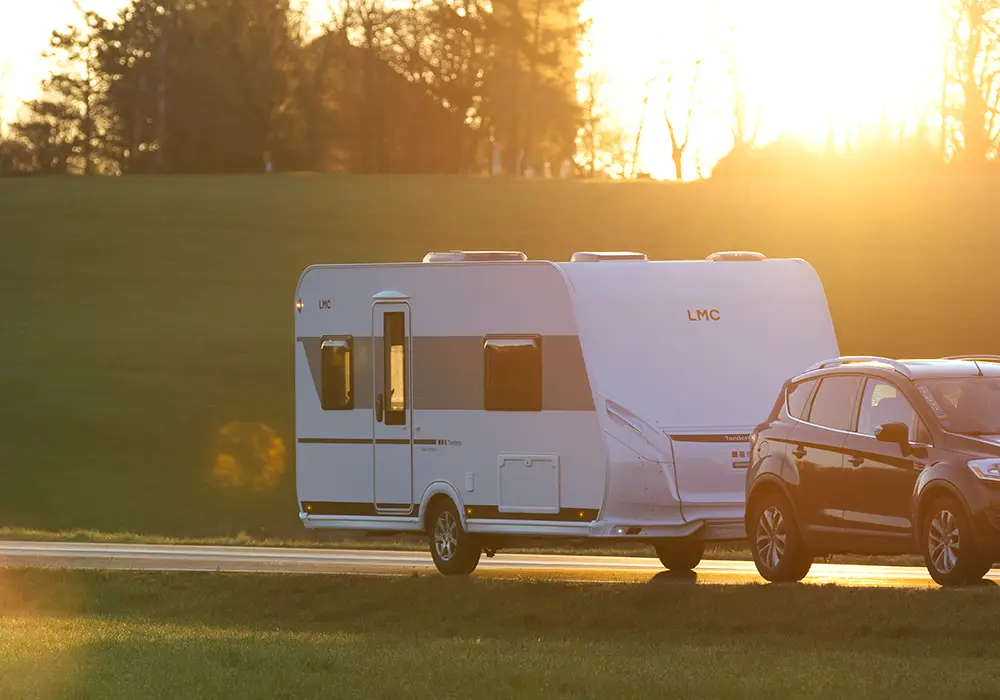 weißer Wohnwagen von LMC im Sonnenuntergang
