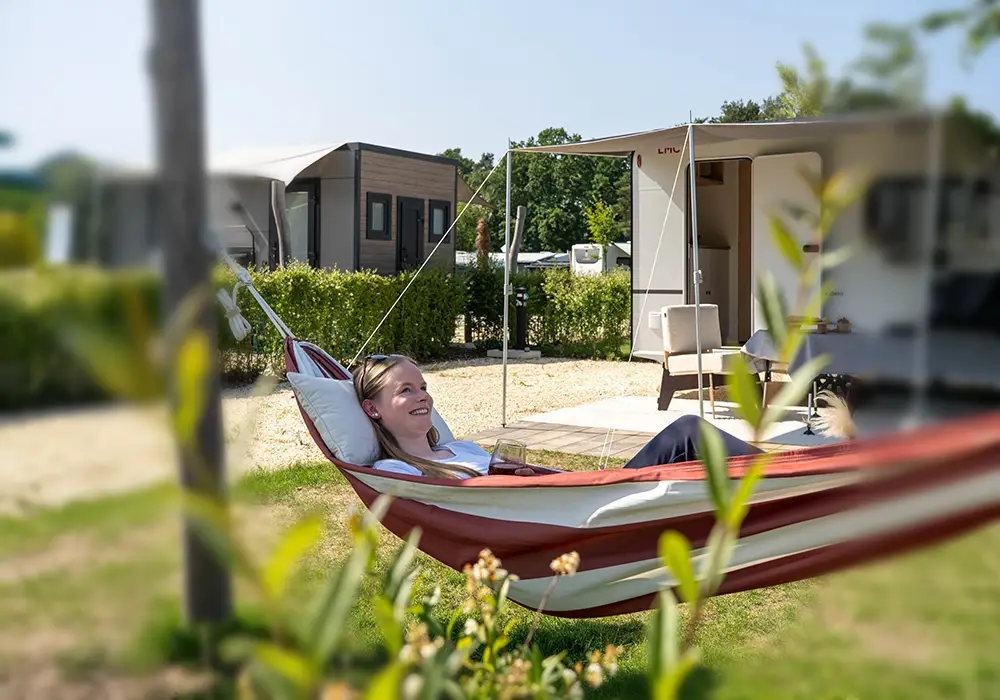 Entspannen in der Hängematte und im Hintergund Wohnmobil von LMC